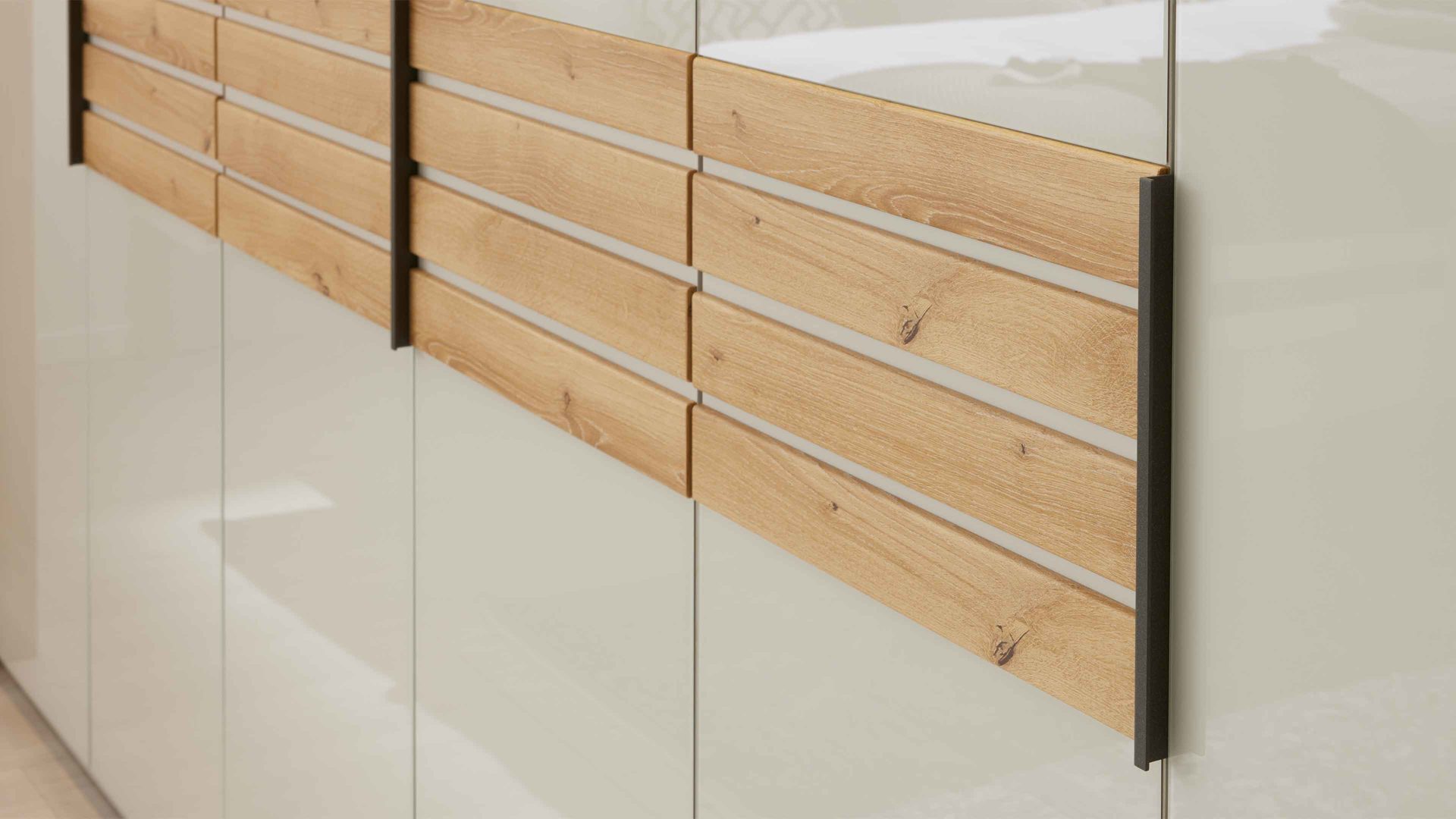 Kleiderschrank Interliving aus Holz in Hellgrau Interliving Schlafzimmer Serie 1026 – Kleiderschrank Champagner & Eiche bianco - sechs Türen, Breite ca. 300 cm