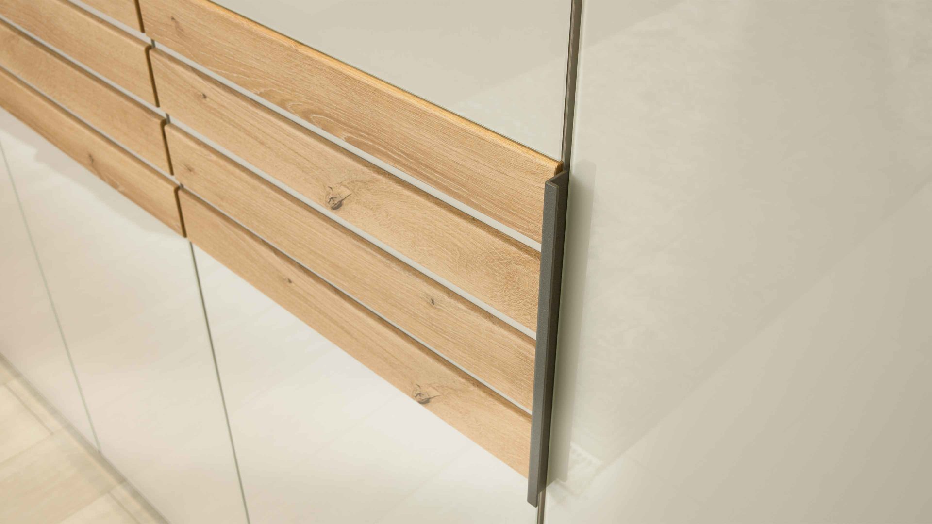 Komplettzimmer Interliving aus Holz in Hellgrau Interliving Schlafzimmer Serie 1026 – Komplettzimmer 003 Champagner & Eiche bianco - vierteilig