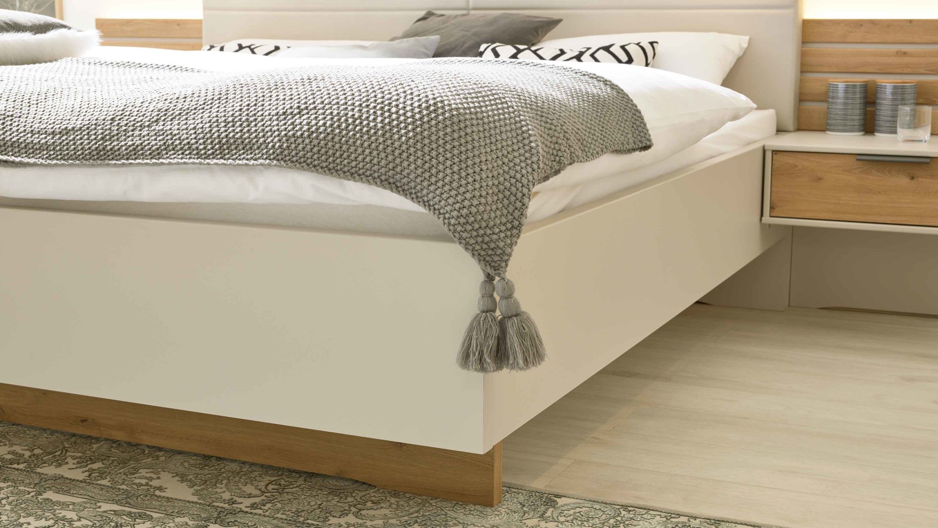 Bettgestell Interliving aus Holz in Hellgrau Interliving Schlafzimmer Serie 1026 – Bettgestell Champagner & Eiche bianco - Liegefläche ca. 180 x 200 cm