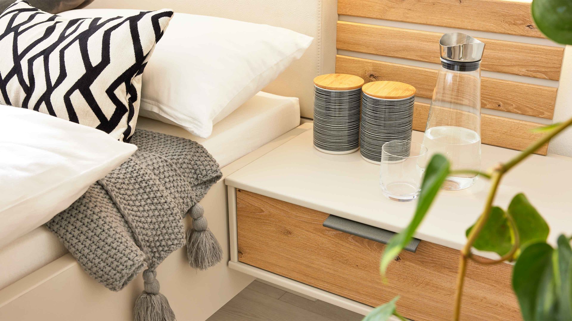 Nachtkommode Interliving aus Holz in Holzfarben Interliving Schlafzimmer Serie 1026 – Nachtkonsolen-Set 154 Eiche bianco & Champagner - zweiteilig