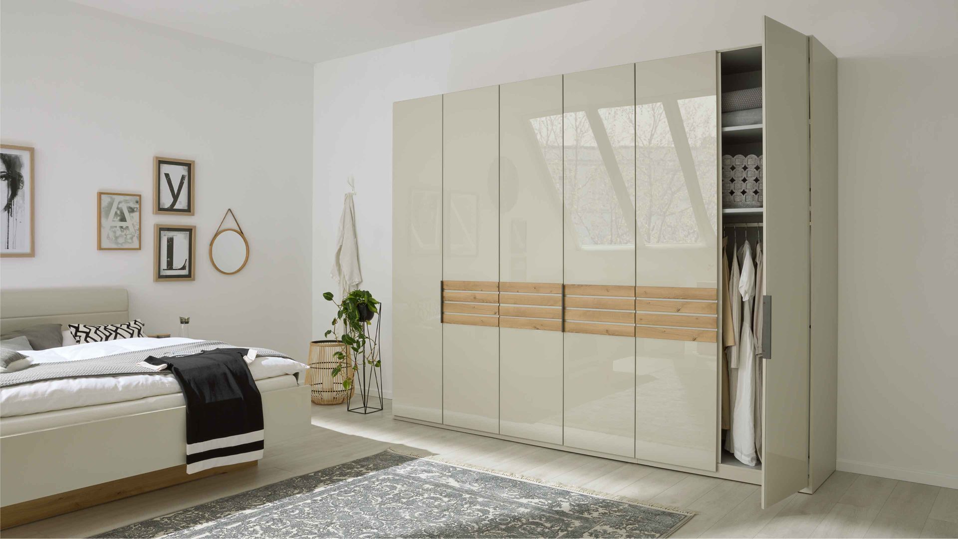 Kleiderschrank Interliving aus Holz in Hellgrau Interliving Schlafzimmer Serie 1026 – Kleiderschrank Champagner & Eiche bianco - sechs Türen, Breite ca. 300 cm