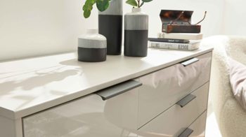 Kombikommode Interliving aus Holz in Hellgrau Interliving Schlafzimmer Serie 1026 – Kombikommode Champagner & Eiche bianco - fünf Türen, eine Schublade, Breite ca. 120 cm