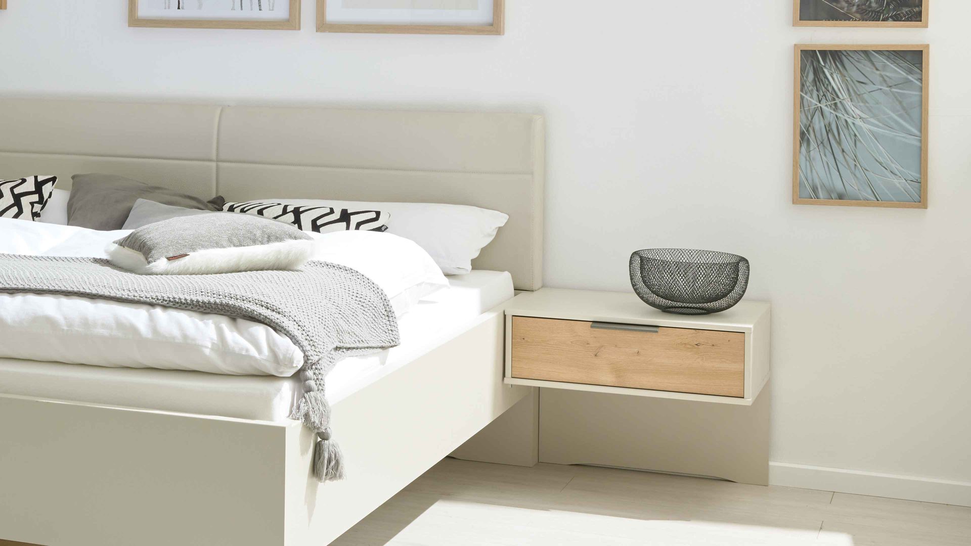 Nachtkommode Interliving aus Holz in Holzfarben Interliving Schlafzimmer Serie 1026 – Nachtkonsolen-Set Eiche bianco & Champagner - zweiteilig