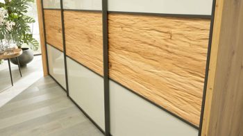 Wandregal Interliving aus Holz in Hellgrau Interliving Schlafzimmer Serie 1027 – Komplettzimmer mit Paneelen & Passepartout Eiche bianco & Champagner - Liegefläche ca. 180 x 200 cm