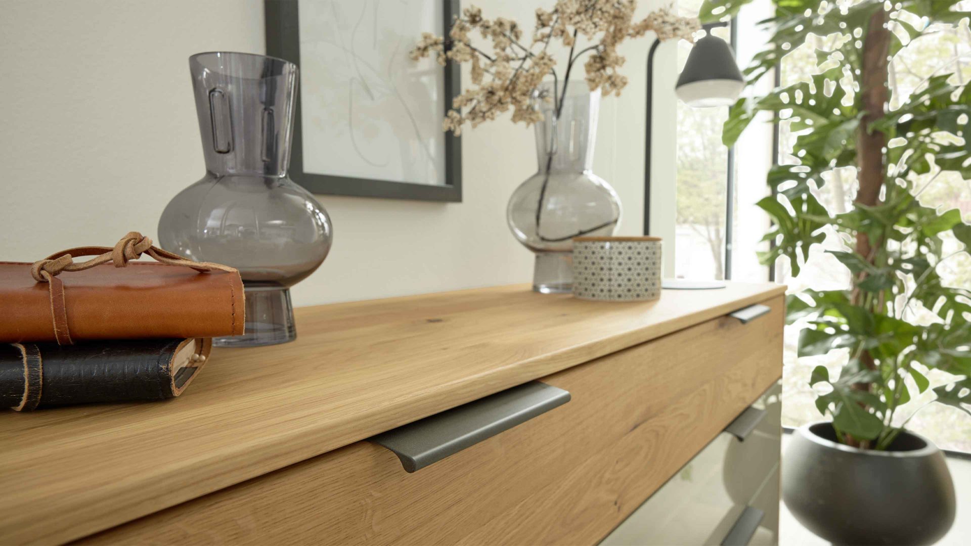 Schubladenkommode Interliving aus Holz in Hellgrau Interliving Schlafzimmer Serie 1027 – Schubladenkommode 759 Eiche bianco & Champagner - fünf Schubladen, Breite ca. 141 cm