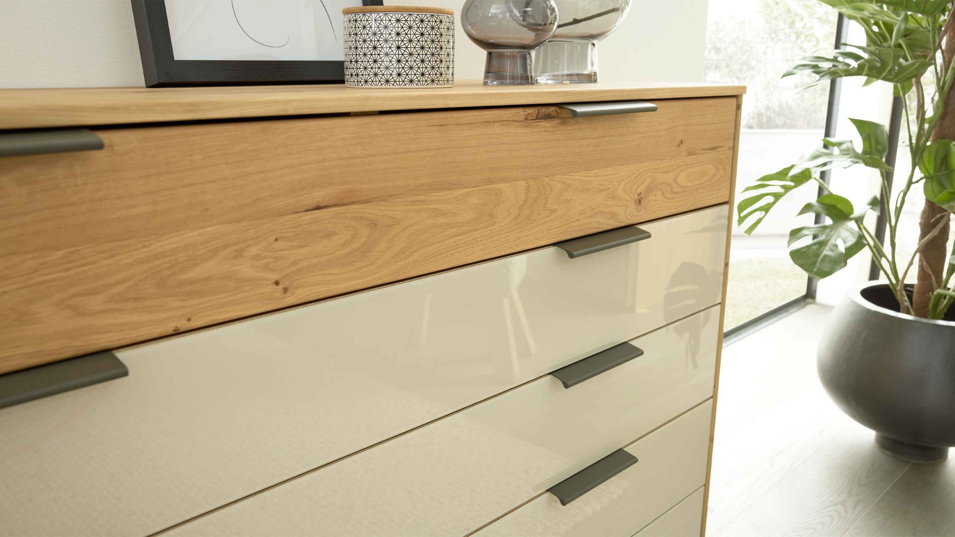 Schubladenkommode Interliving aus Holz in Hellgrau Interliving Schlafzimmer Serie 1027 – Schubladenkommode 759 Eiche bianco & Champagner - fünf Schubladen, Breite ca. 141 cm