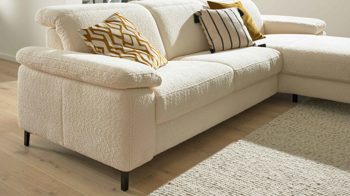 Ecksofa Interliving aus Stoff in Weiß Interliving Sofa Serie 4054 – Ecksofa naturweiße Chenille Kama & schwarze Metallfüße – Stellfläche ca. 279 x 176 cm