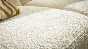 Polsterhocker Interliving aus Stoff in Weiß Interliving Sofa Serie 4054 – XXL-Hocker naturweiße Chenille & schwarze Metallfüße – ca. 130 x 60 cm