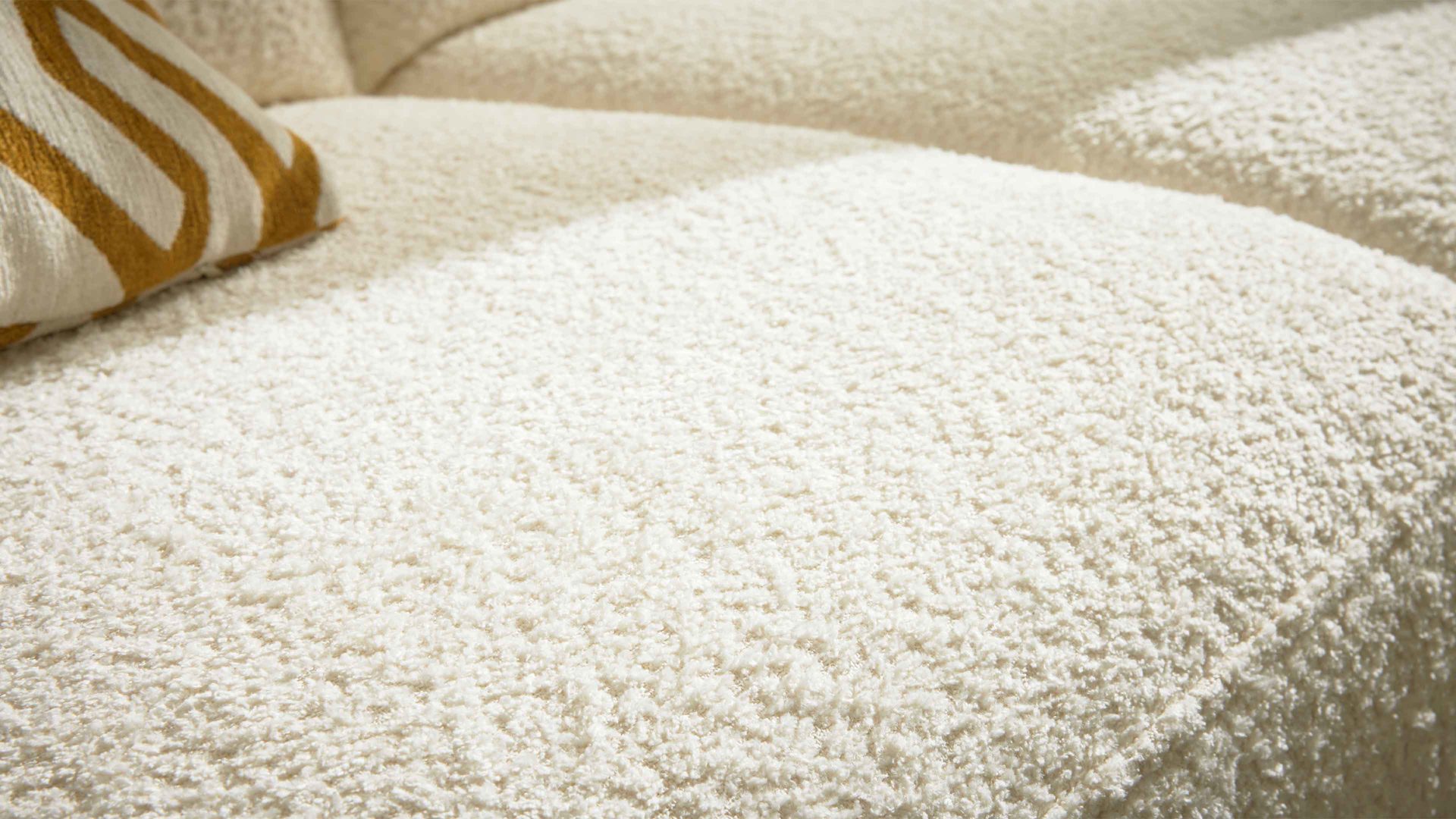 Polsterhocker Interliving aus Stoff in Weiß Interliving Sofa Serie 4054 – XXL-Hocker Ho naturweiße Chenille & schwarze Metallfüße – ca. 130 x 60 cm