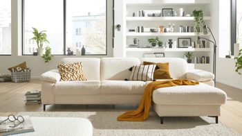 Ecksofa Interliving aus Stoff in Weiß Interliving Sofa Serie 4054 – Ecksofa naturweiße Chenille Kama & schwarze Metallfüße – Stellfläche ca. 279 x 176 cm