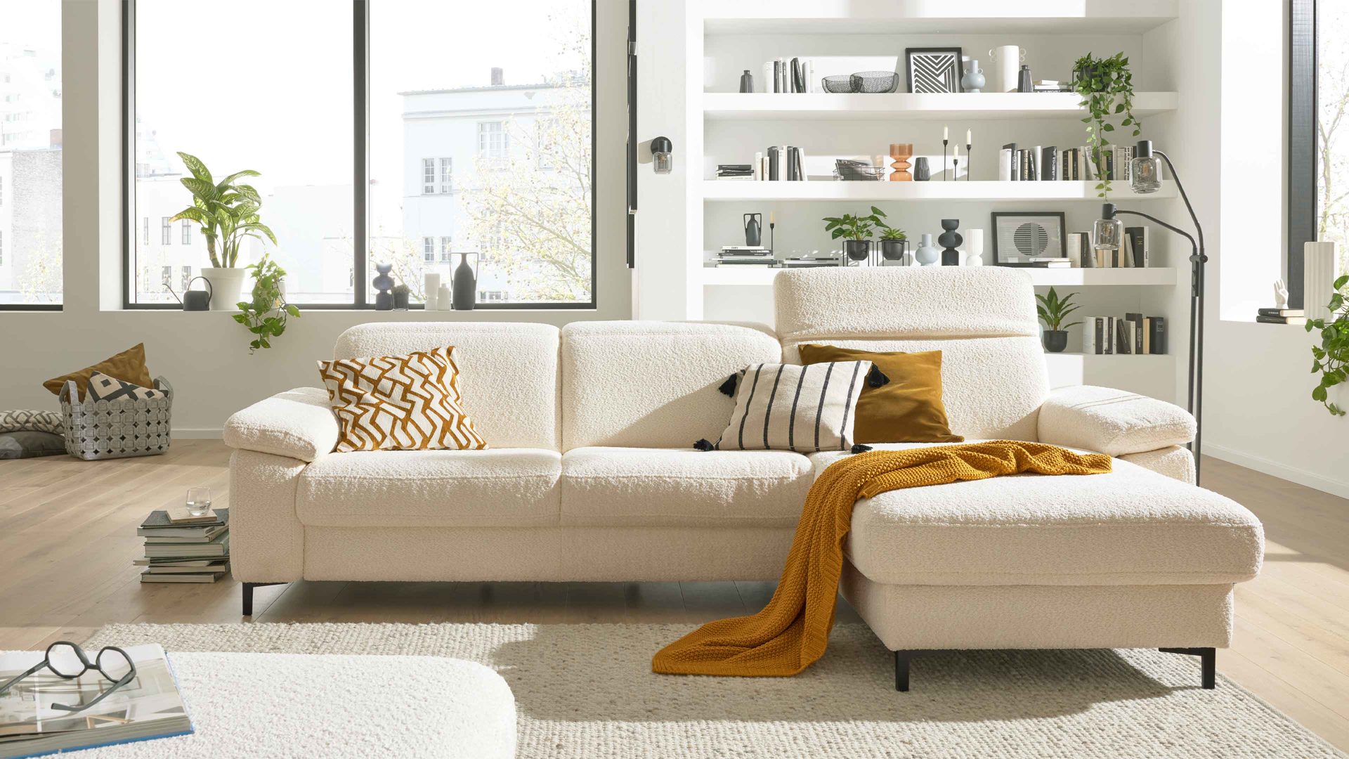 Ecksofa Interliving aus Stoff in Weiß Interliving Sofa Serie 4054 – Ecksofa naturweiße Chenille Kama & schwarze Metallfüße – Stellfläche ca. 279 x 176 cm