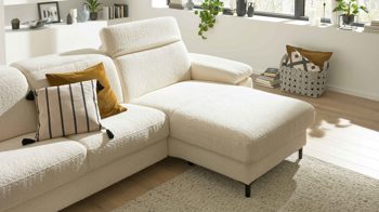 Ecksofa Interliving aus Stoff in Weiß Interliving Sofa Serie 4054 – Ecksofa naturweiße Chenille Kama & schwarze Metallfüße – Stellfläche ca. 279 x 176 cm