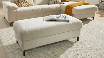 Polsterhocker Interliving aus Stoff in Weiß Interliving Sofa Serie 4054 – XXL-Hocker naturweiße Chenille & schwarze Metallfüße – ca. 130 x 60 cm