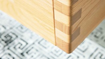 Möbelbeleuchtung Interliving aus Holz in Holzfarben Interliving Schlafzimmer Serie 1028 – Komplettzimmer mit Beleuchtung Erle & Carbon - Liegefläche ca. 180 x 200 cm
