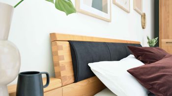 Möbelbeleuchtung Interliving aus Holz in Holzfarben Interliving Schlafzimmer Serie 1028 – Komplettzimmer mit Beleuchtung Erle & Carbon - Liegefläche ca. 180 x 200 cm