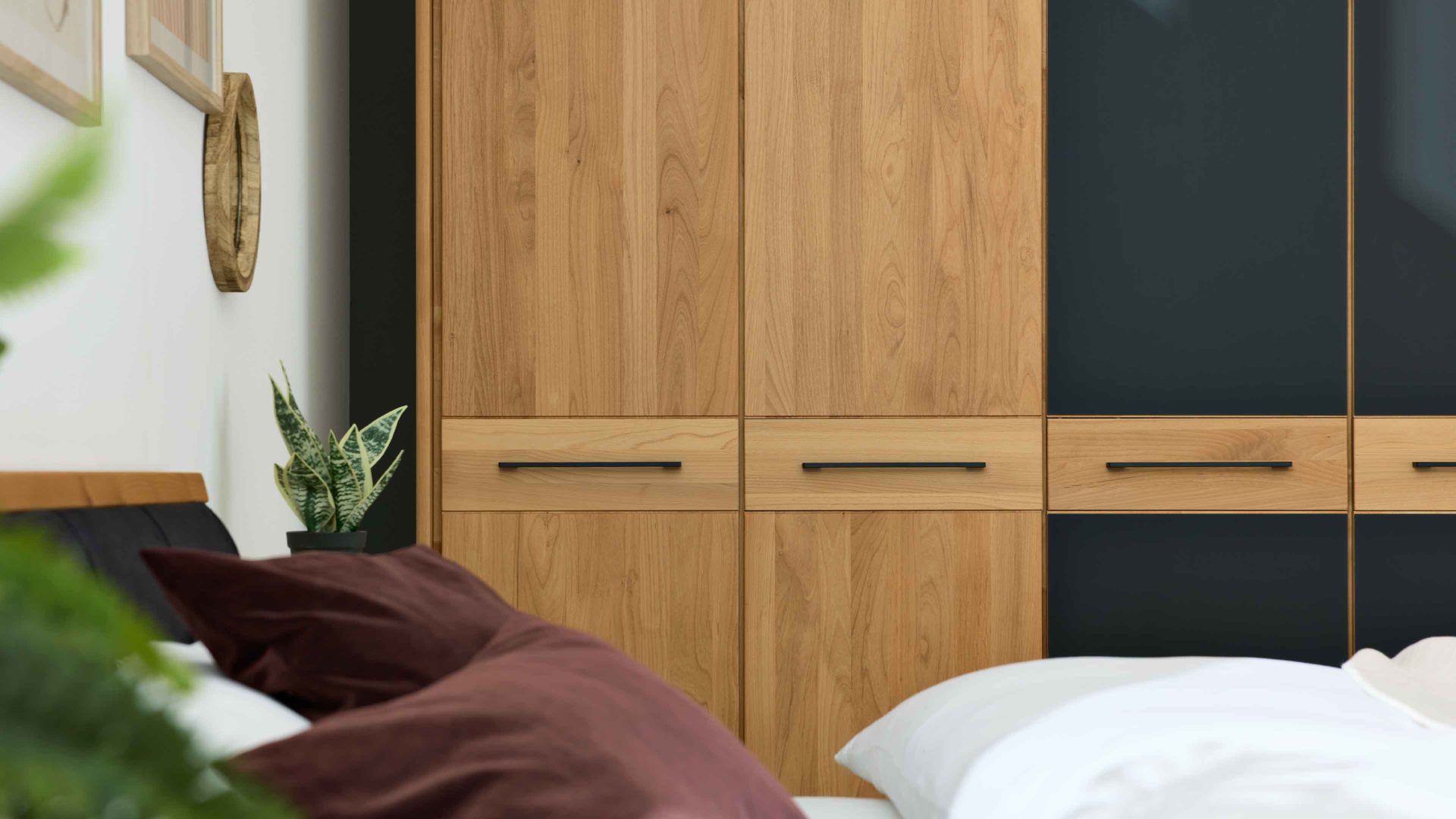 Komplettzimmer Interliving aus Holz in Holzfarben Interliving Schlafzimmer Serie 1028 – Komplettzimmer 1009 Erle & Carbon – vierteilig, sechstürig