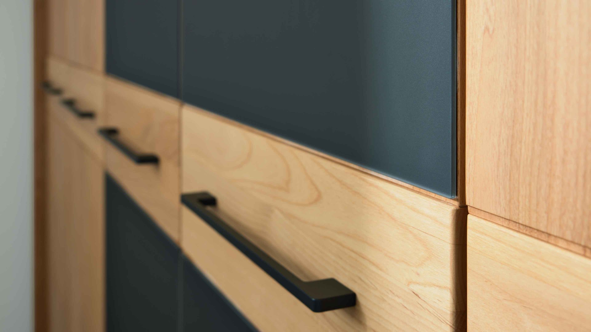 Komplettzimmer Interliving aus Holz in Holzfarben Interliving Schlafzimmer Serie 1028 – Komplettzimmer Erle & Carbon – vierteilig, sechstürig