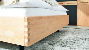 Bettgestell Interliving aus Holz in Holzfarben Interliving Schlafzimmer Serie 1028 – Bettgestell Erle, Carbon & Schwarz – Liegefläche ca. 180 x 200 cm