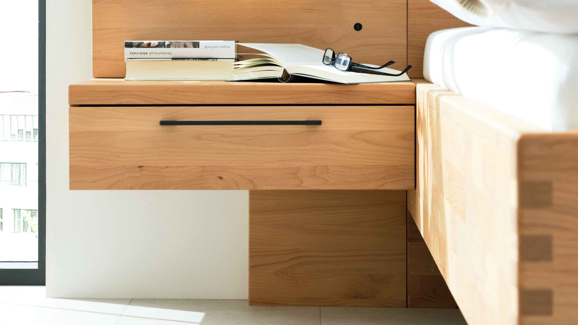 Nachtkommode Interliving aus Holz in Holzfarben Interliving Schlafzimmer Serie 1028 – Hänge-Nachtkonsole rechts - Erle, eine Schublade