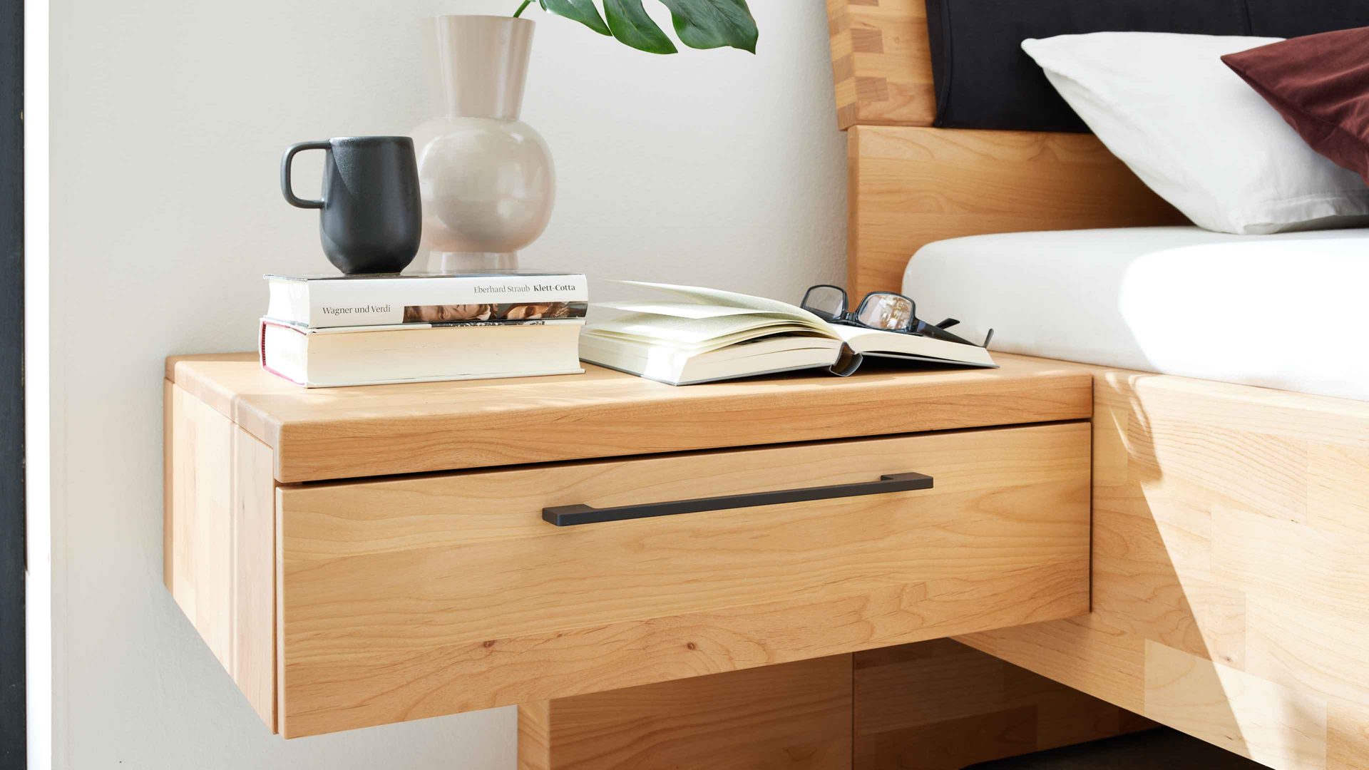 Nachtkommode Interliving aus Holz in Holzfarben Interliving Schlafzimmer Serie 1028 – Hänge-Nachtkonsole 1644 rechts - Erle, eine Schublade