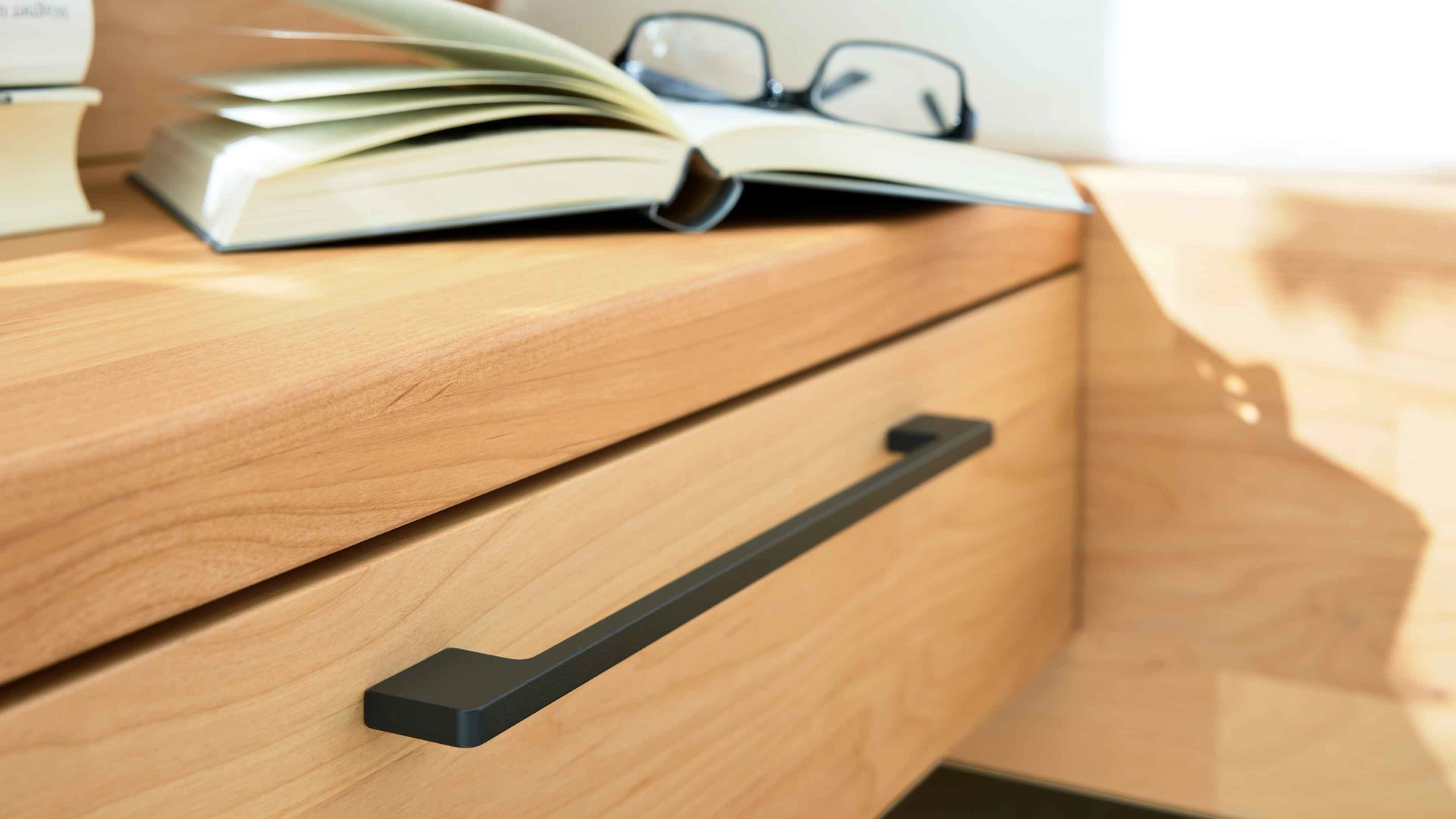 Nachtkommode Interliving aus Holz in Holzfarben Interliving Schlafzimmer Serie 1028 – Hänge-Nachtkonsole links - Erle, eine Schublade