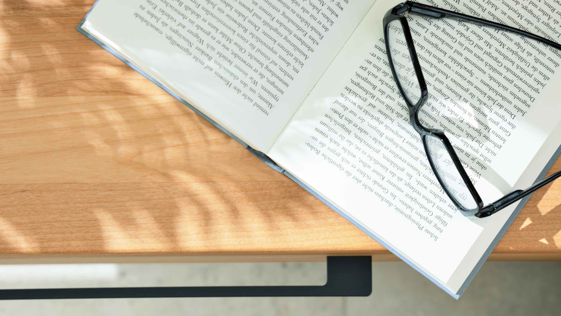 Nachtkommode Interliving aus Holz in Holzfarben Interliving Schlafzimmer Serie 1028 – Hänge-Nachtkonsole links - Erle, eine Schublade