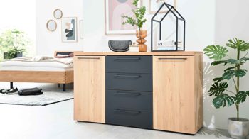 Kombikommode Interliving aus Holz in Holzfarben Interliving Schlafzimmer Serie 1028 – Kombikommode Erle & Carbon – zwei Türen, vier Schubladen, Breite ca. 149 cm