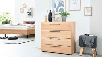 Schubladenkommode Interliving aus Holz in Holzfarben Interliving Schlafzimmer Serie 1028 – Schubladenkommode Erle – vier Schubladen