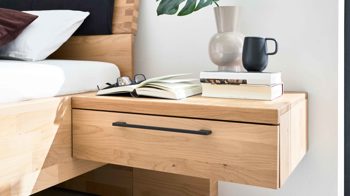 Nachtkommode Interliving aus Holz in Holzfarben Interliving Schlafzimmer Serie 1028 – Hänge-Nachtkonsole rechts - Erle, eine Schublade