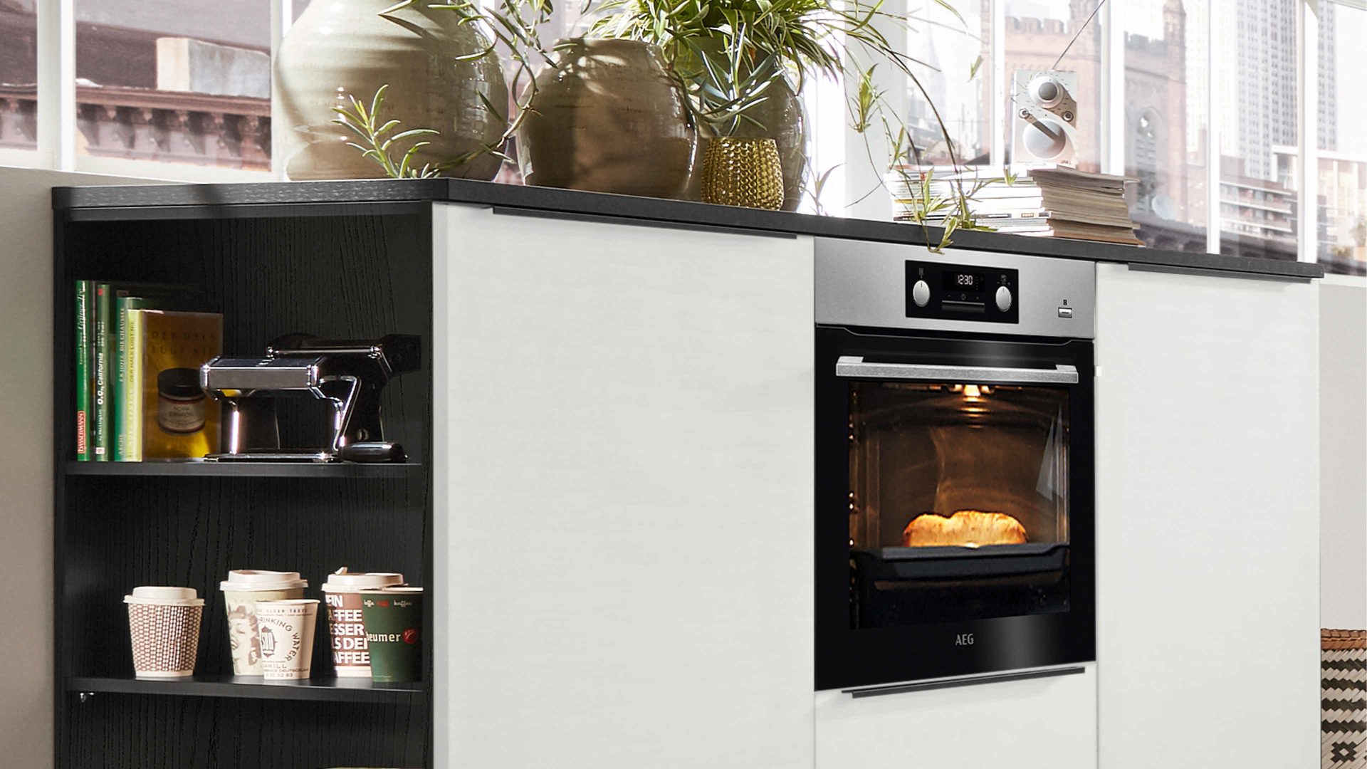 Einbauküche Interliving aus Holz in Weiß Interliving Küche Serie 3054 mit AEG Einbaugeräten Arcticweiß & Eiche Nero – zweizeilig