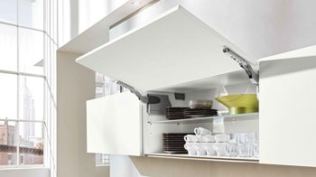 Einbauküche Interliving aus Holz in Weiß Interliving Küche Serie 3054 mit AEG Einbaugeräten Arcticweiß & Eiche Nero – zweizeilig