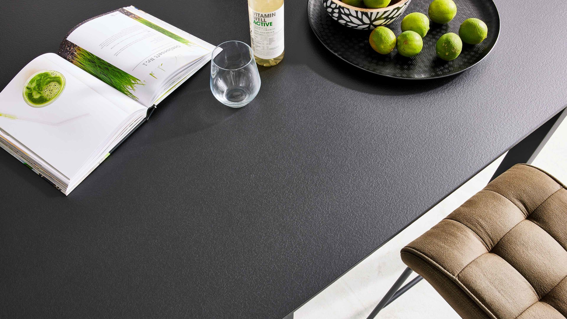 Einbauküche Interliving aus Holz in Schwarz Interliving Küche Serie 3104 mit AEG Einbaugeräten Mattschwarz – zweizeilig