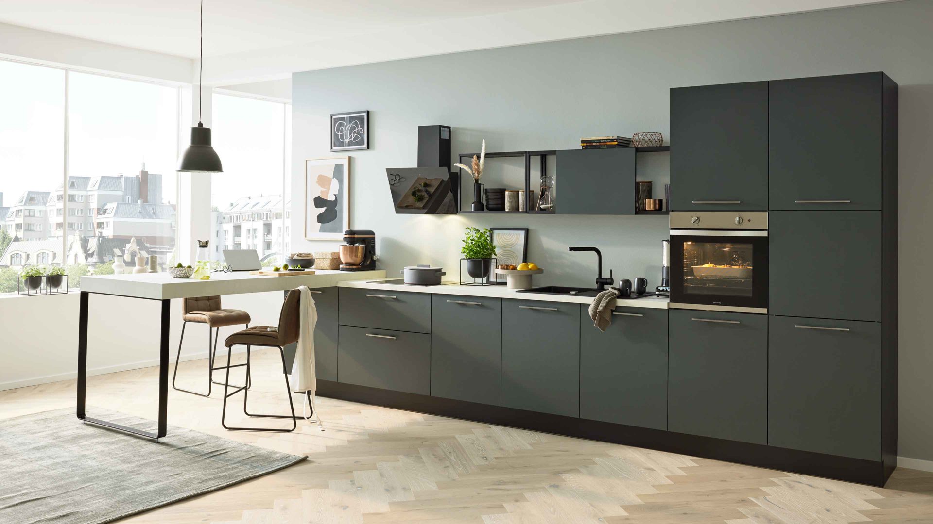 Einbauküche Interliving aus Holz in Dunkelgrün Interliving Küche Serie 3059 mit privileg Einbaugeräten Black Green - Stellfläche ca. 220 x 480 cm