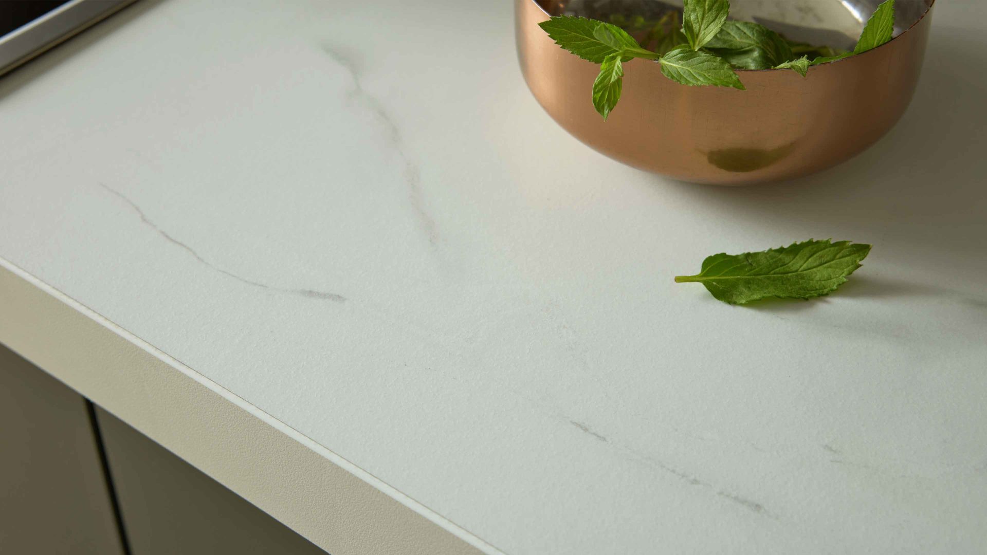 Einbauküche Interliving aus Holz in Dunkelgrün Interliving Küche Serie 3059 mit privileg Einbaugeräten Black Green - Stellfläche ca. 220 x 480 cm