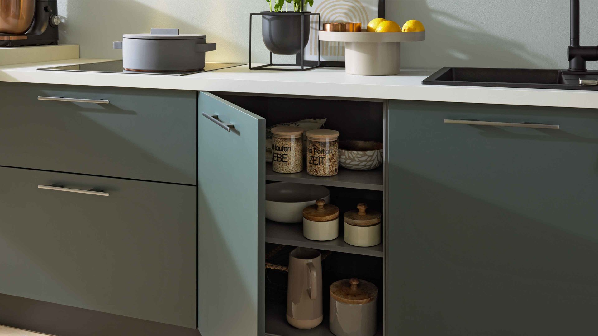 Einbauküche Interliving aus Holz in Dunkelgrün Interliving Küche Serie 3059 mit Einbaugeräten Black Green - Stellfläche ca. 220 x 480 cm