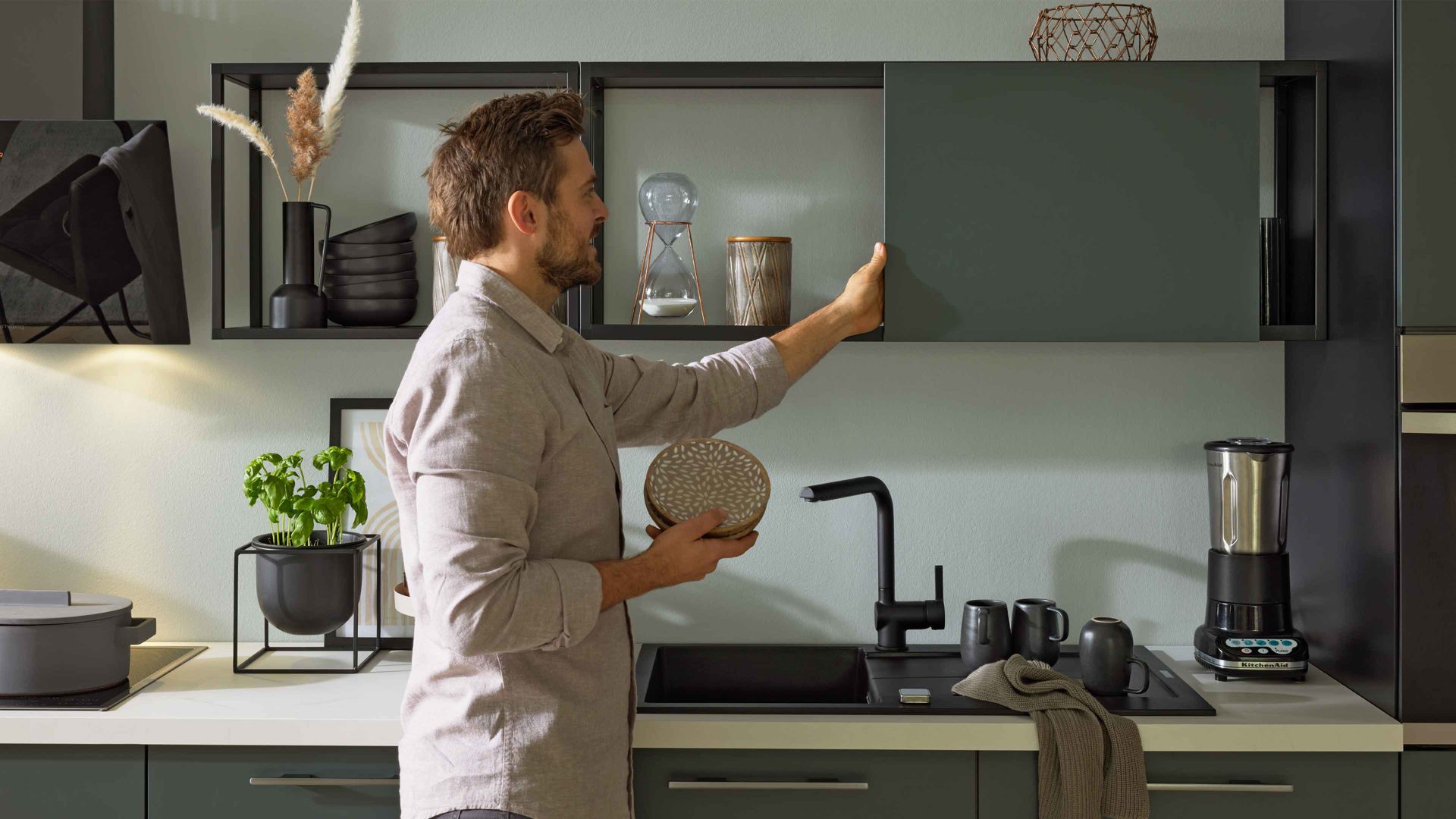 Einbauküche Interliving aus Holz in Dunkelgrün Interliving Küche Serie 3059 mit privileg Einbaugeräten Black Green - Stellfläche ca. 220 x 480 cm