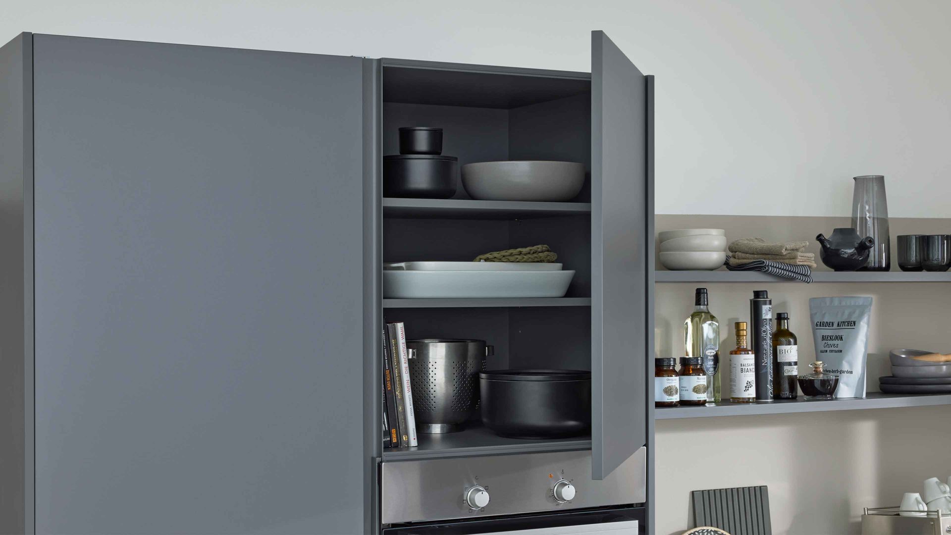 Einbauküche Interliving aus Holz in Grau Interliving Küche Serie 3060 mit Constructa Einbaugeräten Sahara & Quarzgrau - Stellfläche ca. 275 x 309 cm