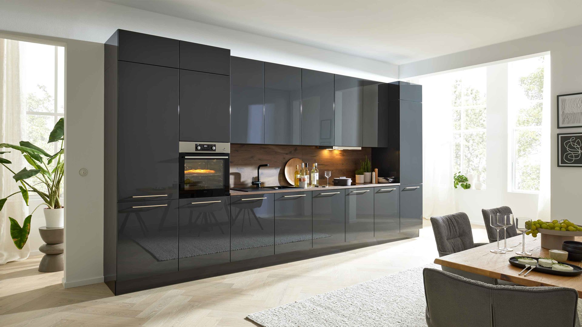 Einbauküche Interliving aus Holz in Dunkelgrau Interliving Küche Serie 3061 mit AEG Einbaugeräten Graphit & Castell Eiche - Länge ca. 408 cm