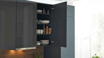 Einbauküche Interliving aus Holz in Dunkelgrau Interliving Küche Serie 3061 mit AEG Einbaugeräten Graphit & Castell Eiche - Länge ca. 408 cm