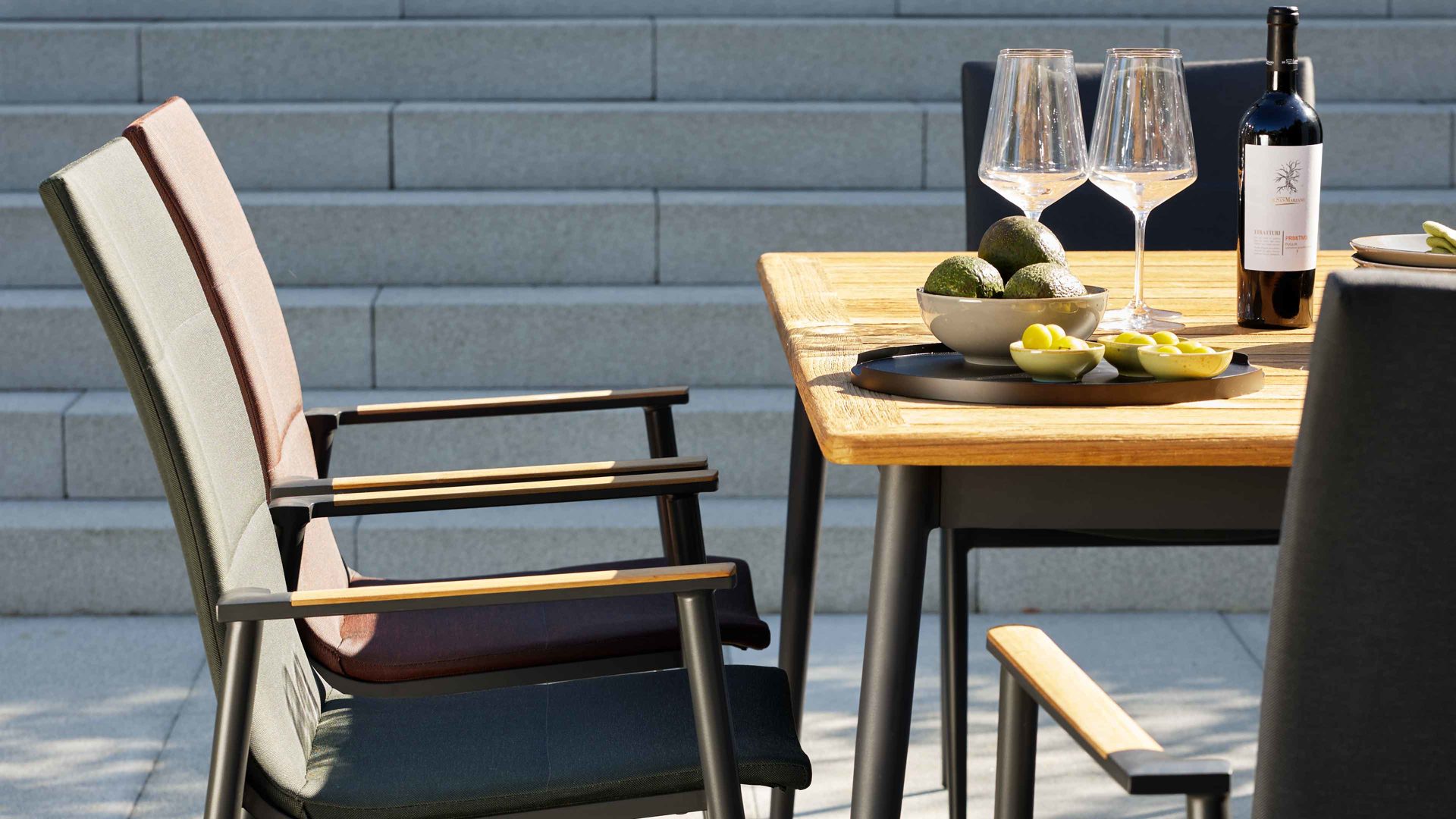 Gartenmöbel-Set Interliving aus Holz in Holzfarben Interliving Gartenmöbel Serie 7001 – Tischgruppe mit sechs Stühlen rotes, grünes und graues TEXTILENE®, Teakholz & Aluminium - ca. 160 x 95 cm