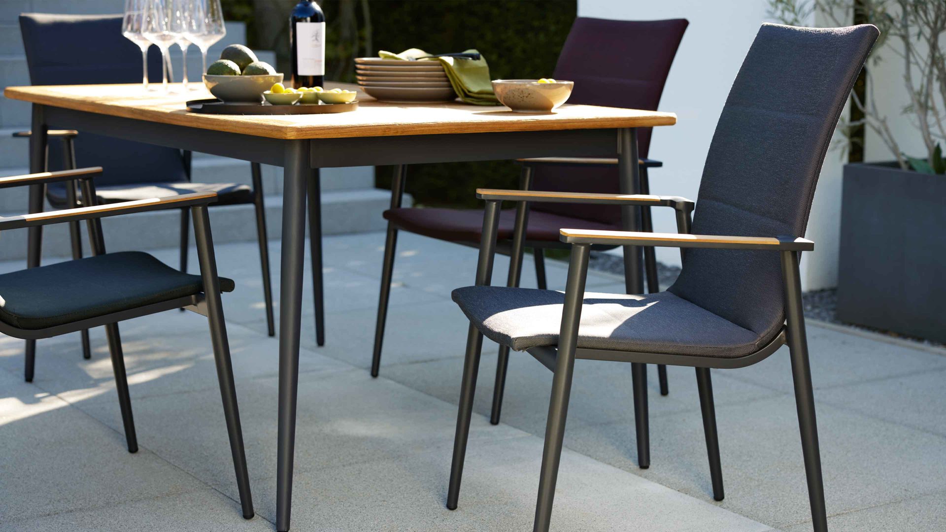 Gartentisch Interliving aus Holz in Holzfarben Interliving Gartenmöbel Serie 7001 – Tisch Teakholz & Aluminium - ca. 220 x 95 cm