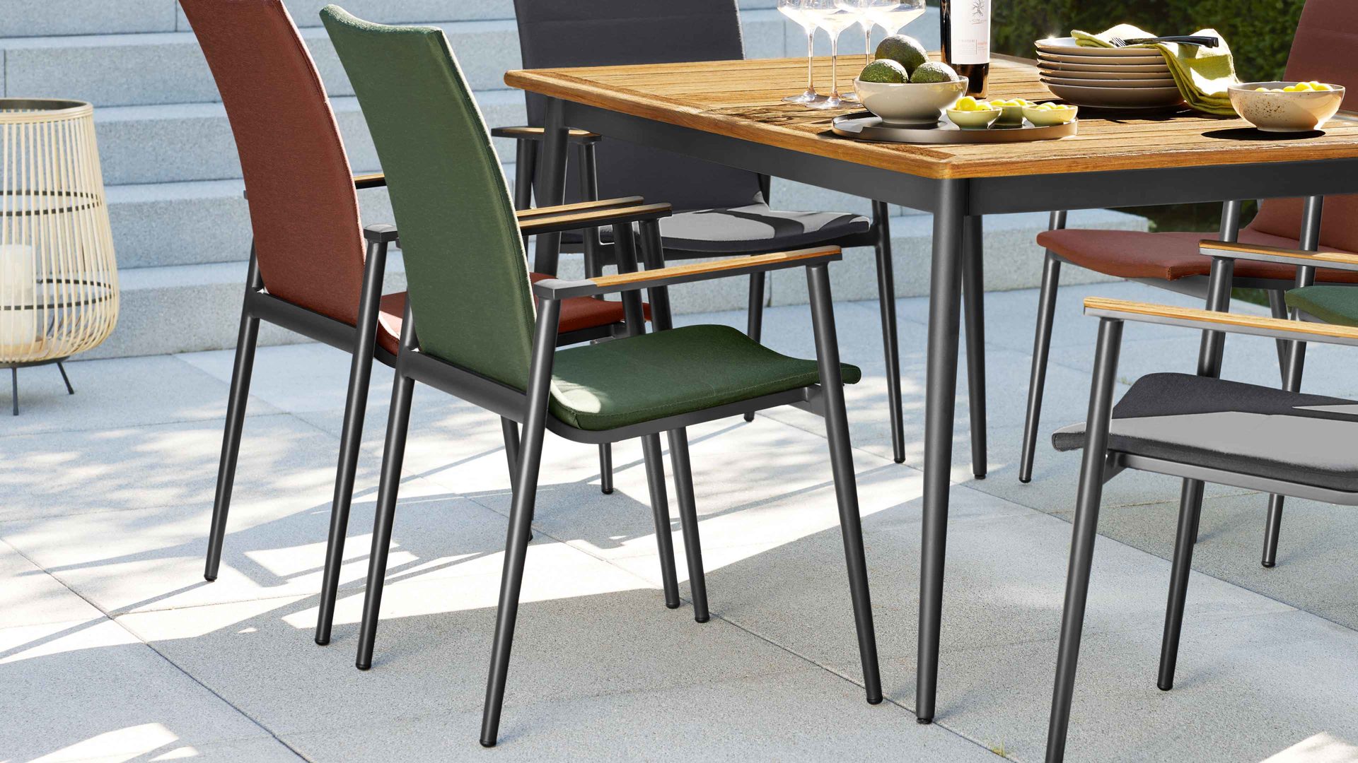 Gartenstuhl /-sessel Interliving aus Kunstfaser in Grün Interliving Gartenmöbel Serie 7001 – Hochlehnstuhl grünes TEXTILENE® & anthrazitfarbenes Aluminium