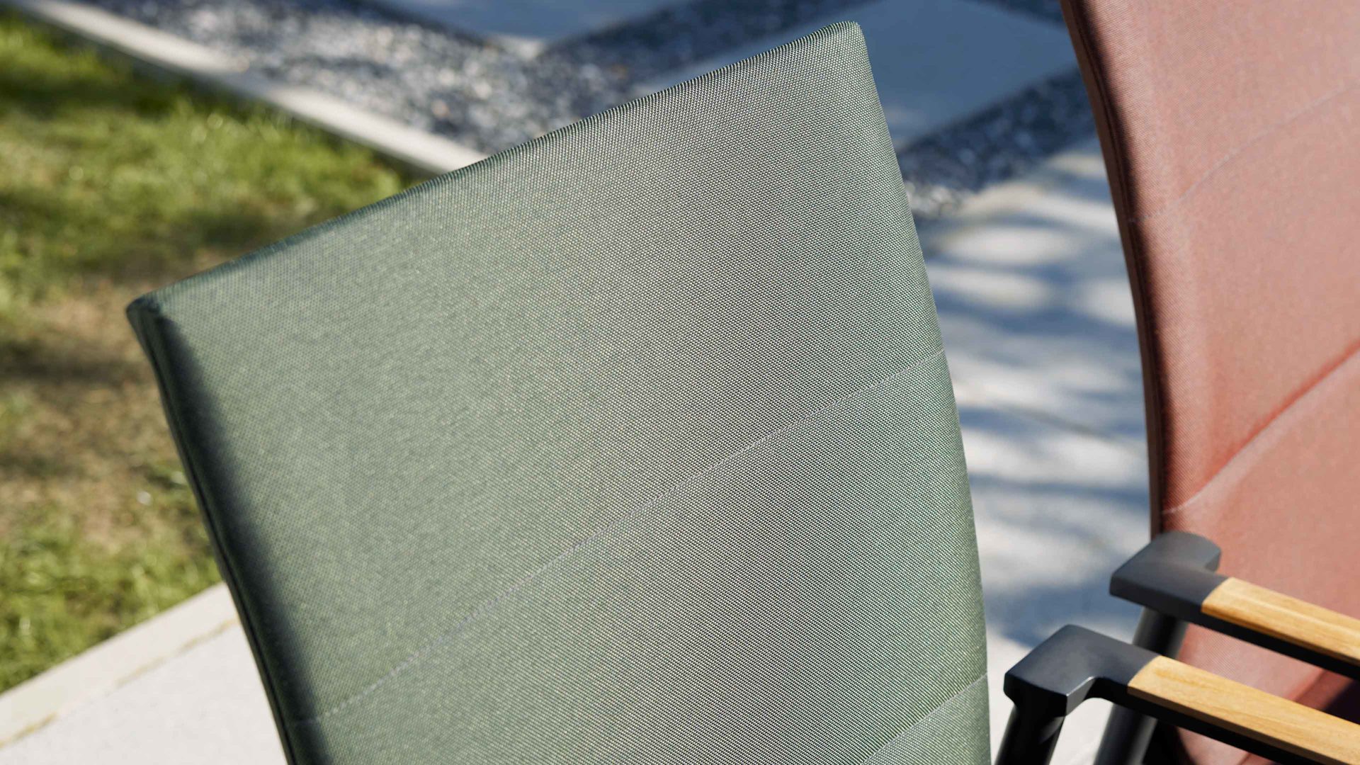 Gartenstuhl /-sessel Interliving aus Kunstfaser in Grün Interliving Gartenmöbel Serie 7001 – Hochlehnstuhl grünes TEXTILENE® & anthrazitfarbenes Aluminium