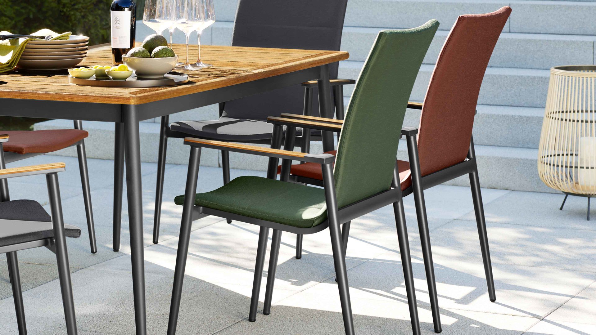 Gartenmöbel-Set Interliving aus Holz in Holzfarben Interliving Gartenmöbel Serie 7001 – Tischgruppe mit sechs Stühlen rotes, grünes und graues TEXTILENE®, Teakholz & Aluminium - ca. 160 x 95 cm