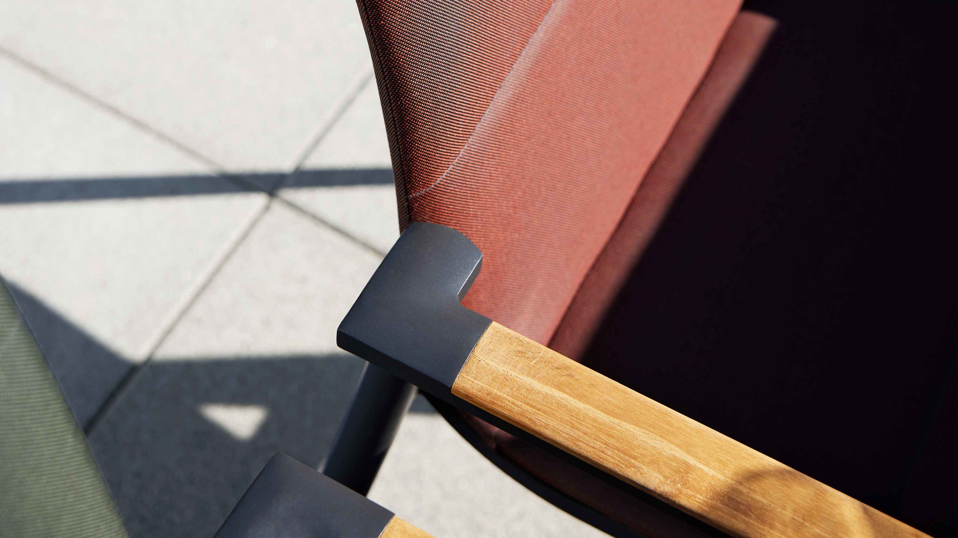 Gartenstuhl /-sessel Interliving aus Kunstfaser in Rot Interliving Gartenmöbel Serie 7001 – Hochlehnstuhl rotes TEXTILENE® & anthrazitfarbenes Aluminium