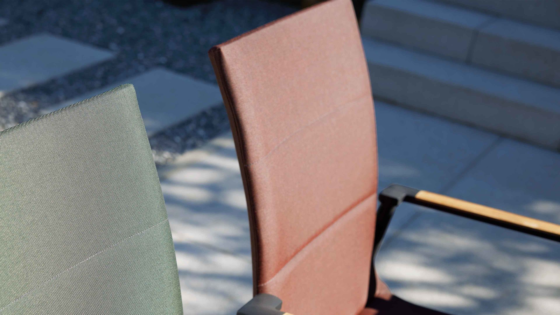 Gartenstuhl /-sessel Interliving aus Kunstfaser in Rot Interliving Gartenmöbel Serie 7001 – Hochlehnstuhl rotes TEXTILENE® & anthrazitfarbenes Aluminium