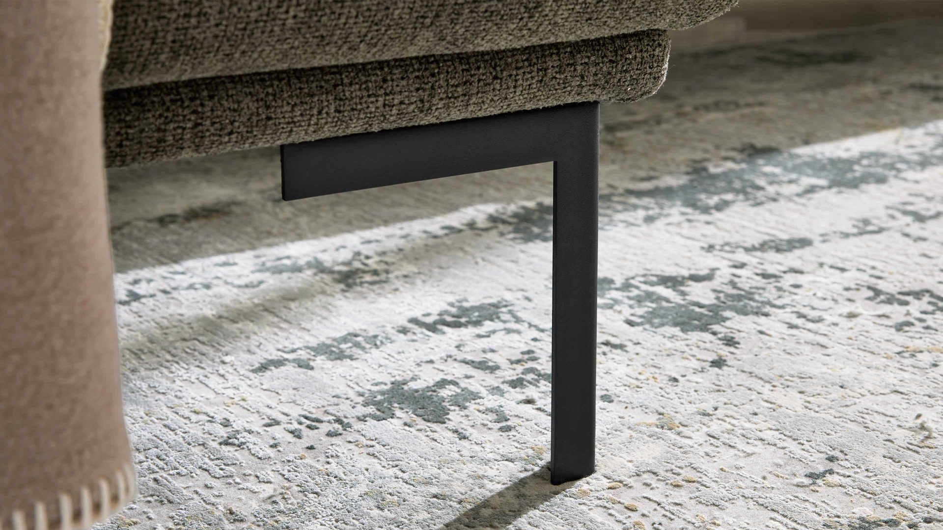 Polsterhocker Interliving aus Stoff in Dunkelgrün Interliving Sofa Serie 4254 – Polsterhocker jagdgrüner Bezug Mito 156 & schwarze Metallfüße 4.26 – ca. 65 x 95 cm