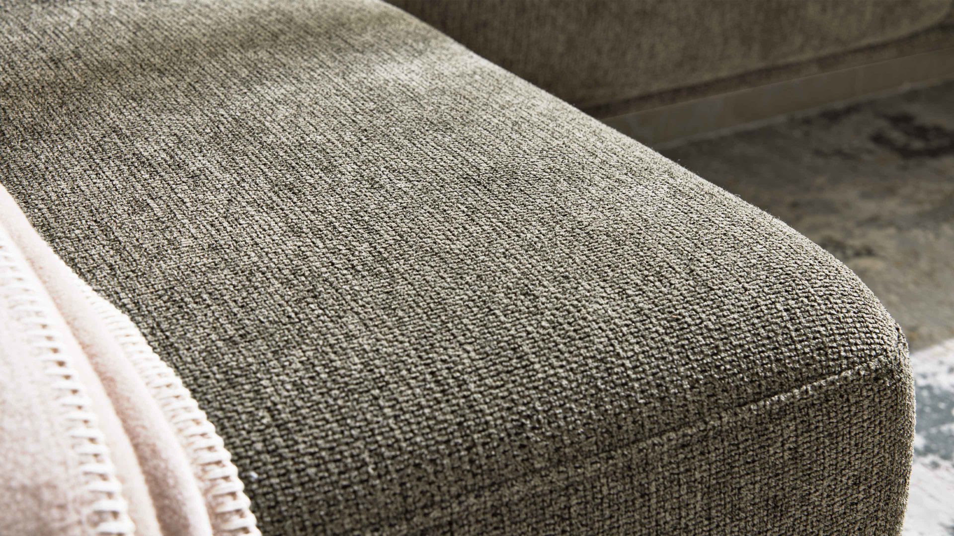 Ecksofa Interliving aus Stoff in Dunkelgrün Interliving Sofa Serie 4254 – Ecksofa jagdgrüner Bezug Mito 156 – Stellfläche ca. 185 x 300 cm