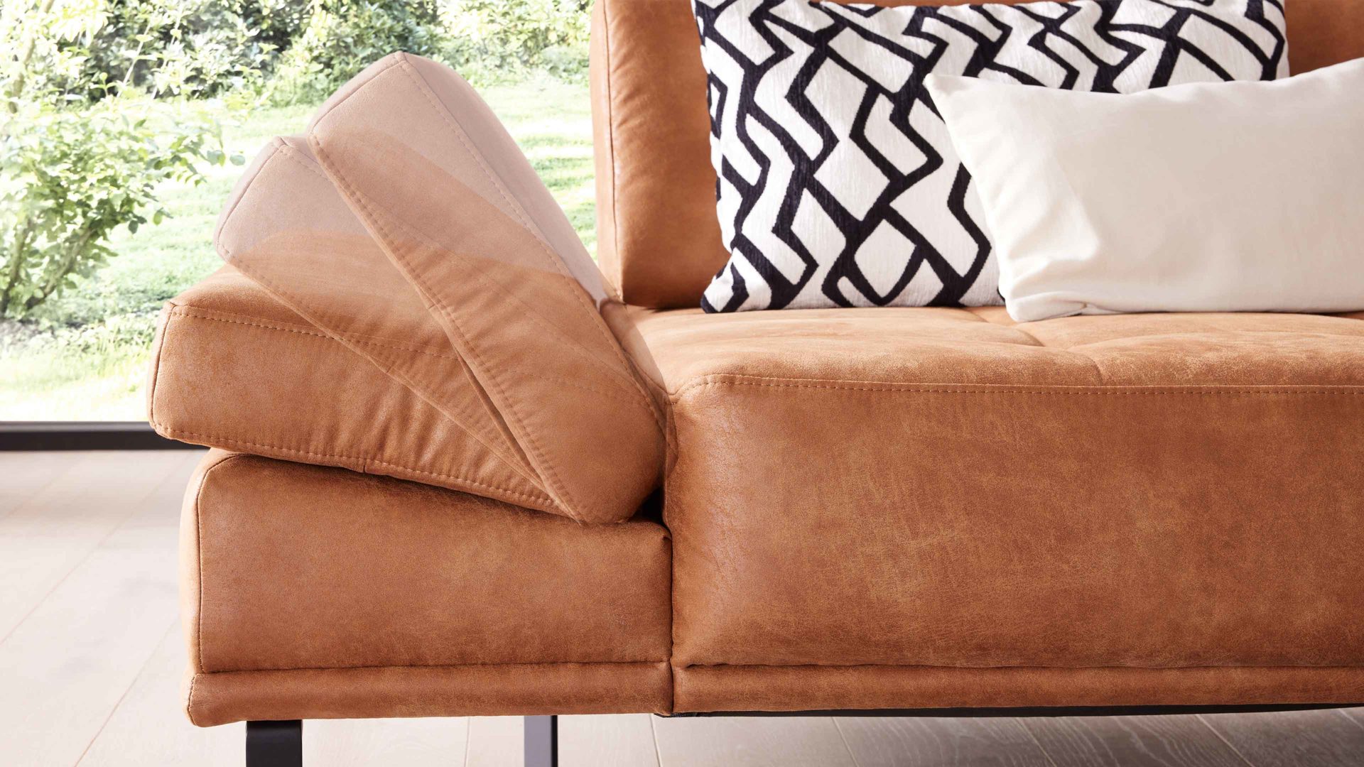 Funktion Interliving aus Metall in Transparent Interliving Sofa Serie 4254 – Armlehnverstellung manuell