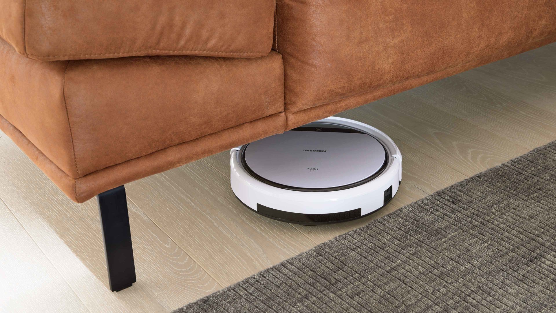 Ecksofa Interliving aus Stoff in Hellbraun Interliving Sofa Serie 4254 – Ecksofa tabacfarbener Bezug Linato & schwarze Metallfüße 4.35 – Stellfläche ca. 340 x 195 cm